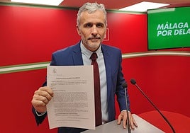 El diputado socialista muestra la petición de vista del expediente.