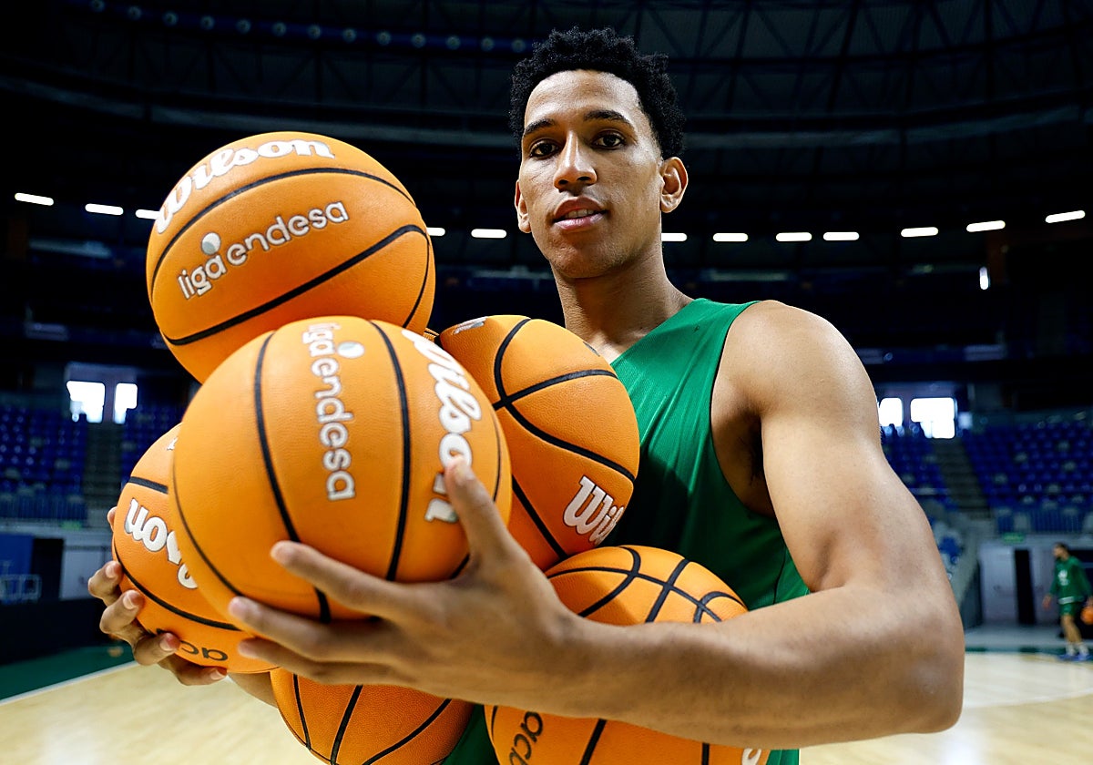 Tyson Pérez posa para SUR al término del entrenamiento de ayer en el Carpena.