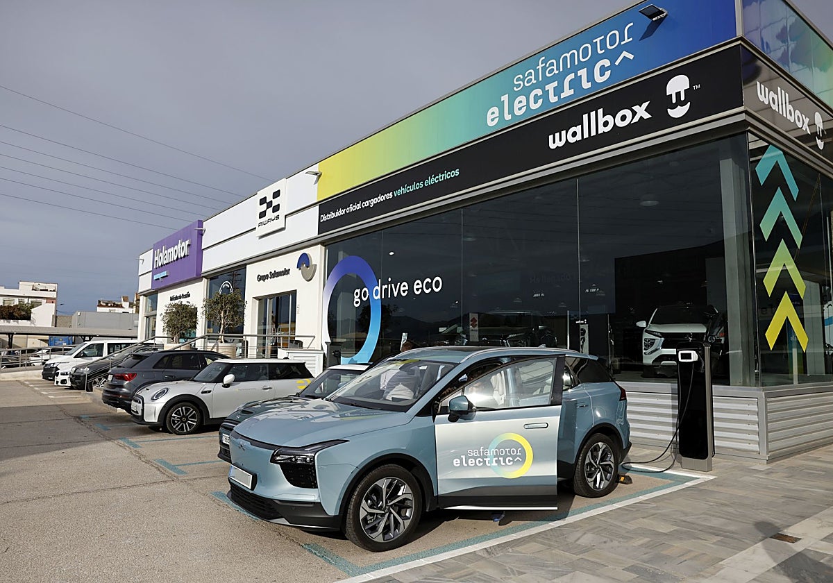 Coche eléctrico a la venta en un concesionario de Málaga.
