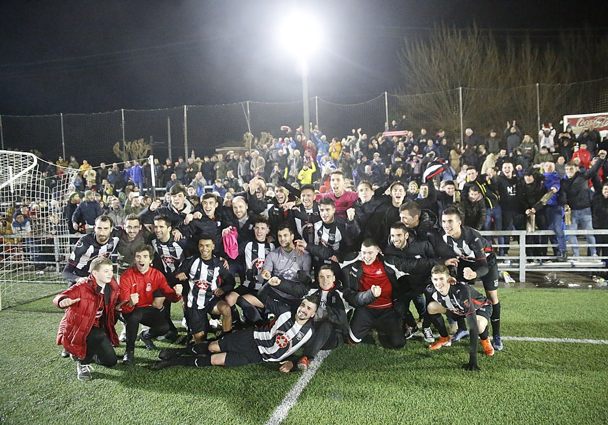 El Escobedo celebra la victoria sobre el Málaga en la Copa del Rey.