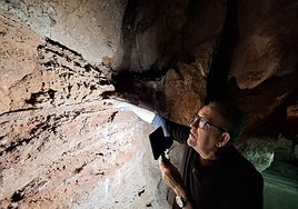 El arqueólogo Pedro Cantalajo, en la Cueva del Tesoro, escenario de este ciclo de conferencias.