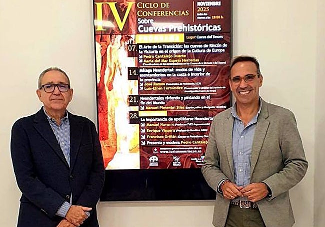 Pedro Cantalejo y Antonio José Martín, en la presentación del ciclo sobre cuevas prehistóricas.