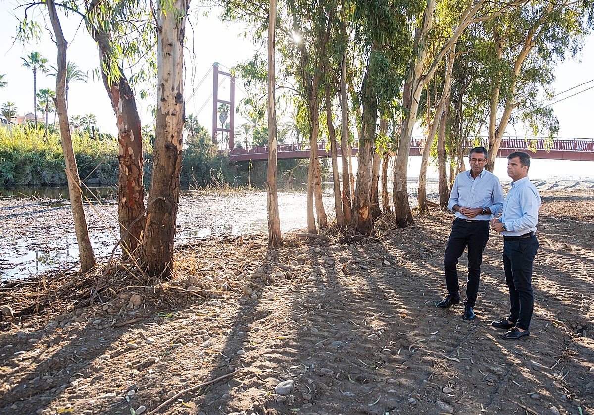 El concejal de Medio Ambiente, Diego López, y el delegado de Agricultura de la Junta en Málaga, Fernando Fernández, en la zona.