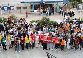 La alcaldesa de Marbella, Ángeles Muñoz, junto a algunos de los participantes.