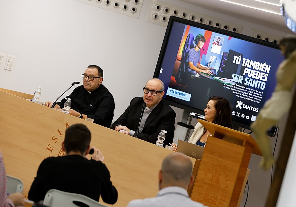 José Antonio Satué, en el centro, durante la presentación del Día de la Iglesia Diocesana.