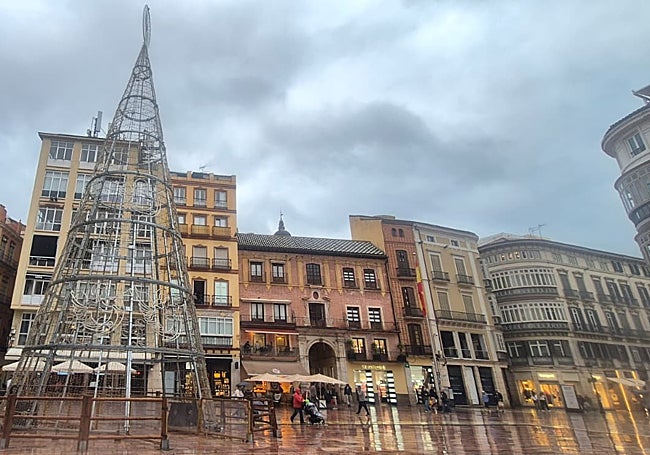 Montaje del árbol en la plaza de la Constitución, la semana pasada.