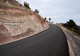 Aspecto del asfalto que se aplicó a un tramo del camino de Los Andrades en agosto.