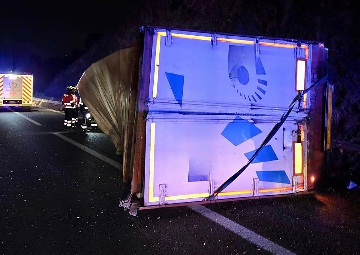 Imagen secundaria 1 - Alcance registrado en la A-367, en Málaga capital y accidente de de la A-7 en Chilches. 