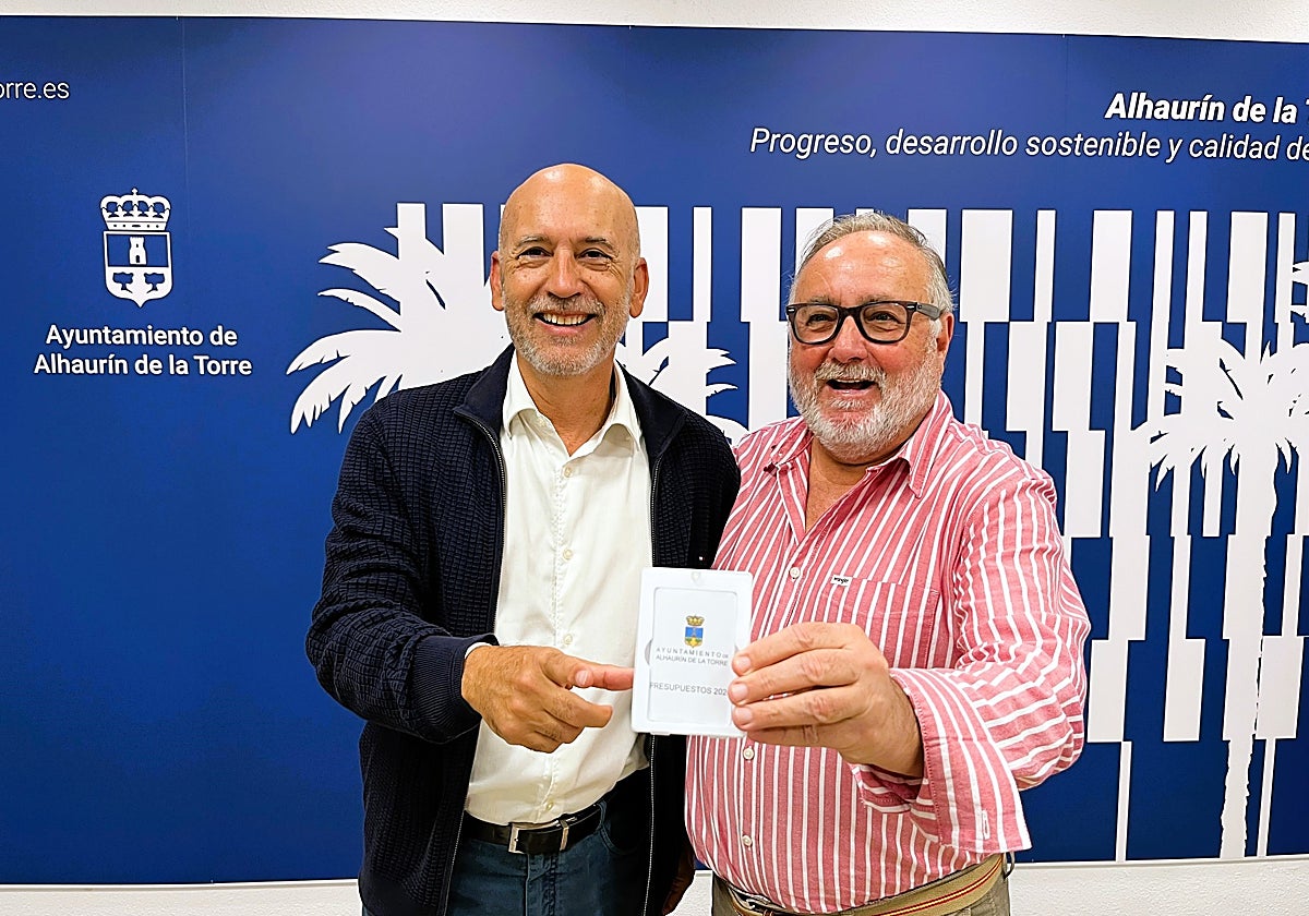 El concejal de Hacienda y el alcalde, con una copia digital de los presupuestos.