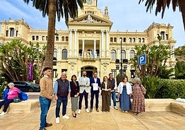 En la imagen, el portavoz socialista, Dani Pérez, con su grupo municipal, delante de la Casona del Parque.