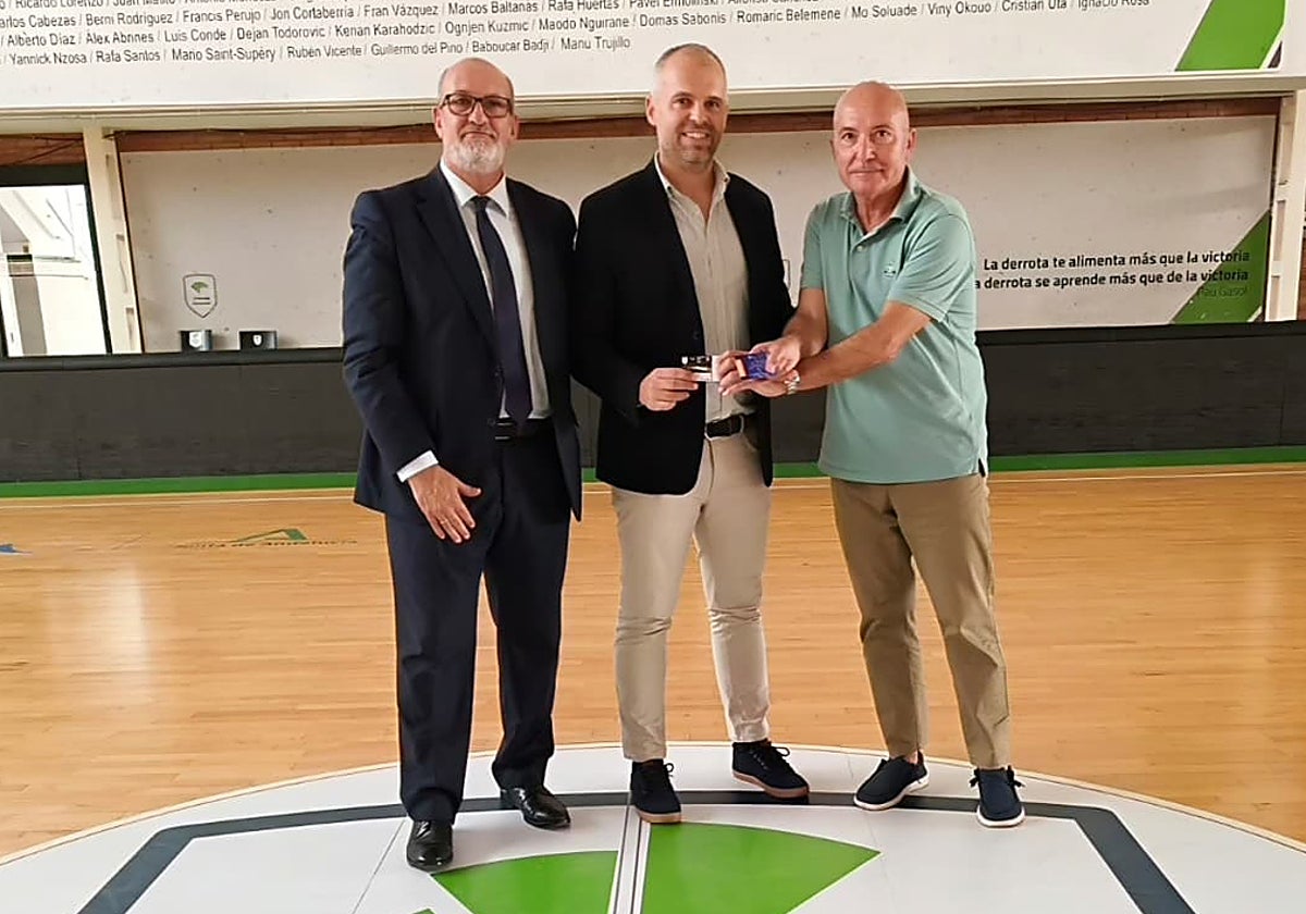 Alberto Camas (presidente saliente del Trops), José Carlos Espina (su sucesor) y Antonio Jesús López Nieto en el Martín Urbano, en Los Guindos.