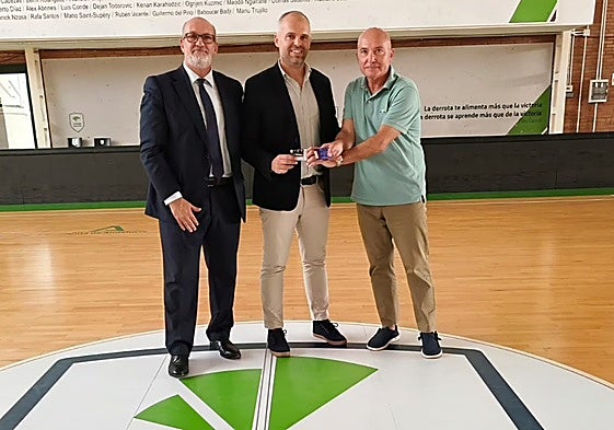 Alberto Camas (presidente saliente del Trops), José Carlos Espina (su sucesor) y Antonio Jesús López Nieto en el Martín Urbano, en Los Guindos.