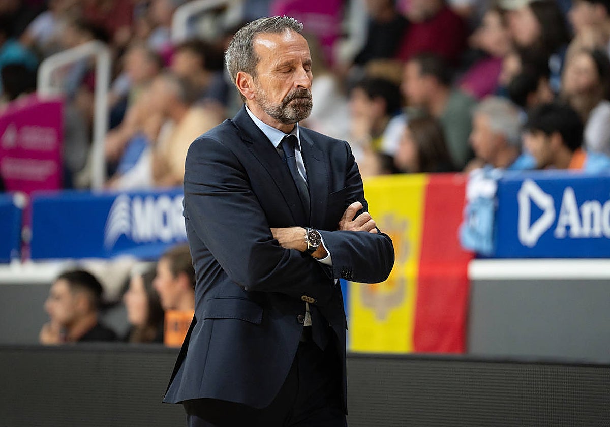 Joan Plaza, pensativo durante un partido del Andorra.