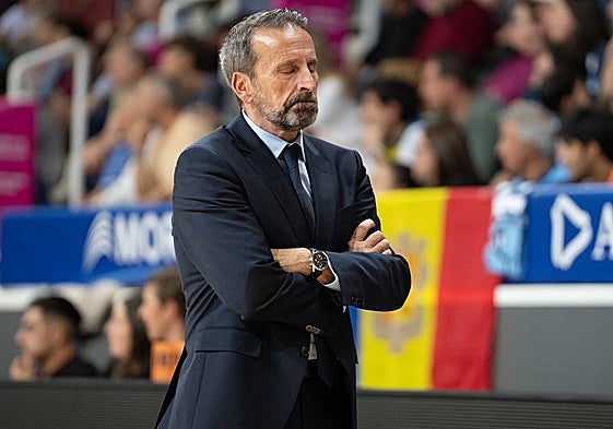 Joan Plaza, pensativo durante un partido del Andorra.