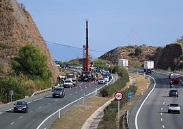 Momento de la retirada del camión accidentado.