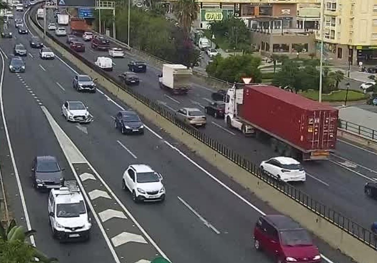Imagen de la circulación por la A-7 a la altura de Las Lagunas