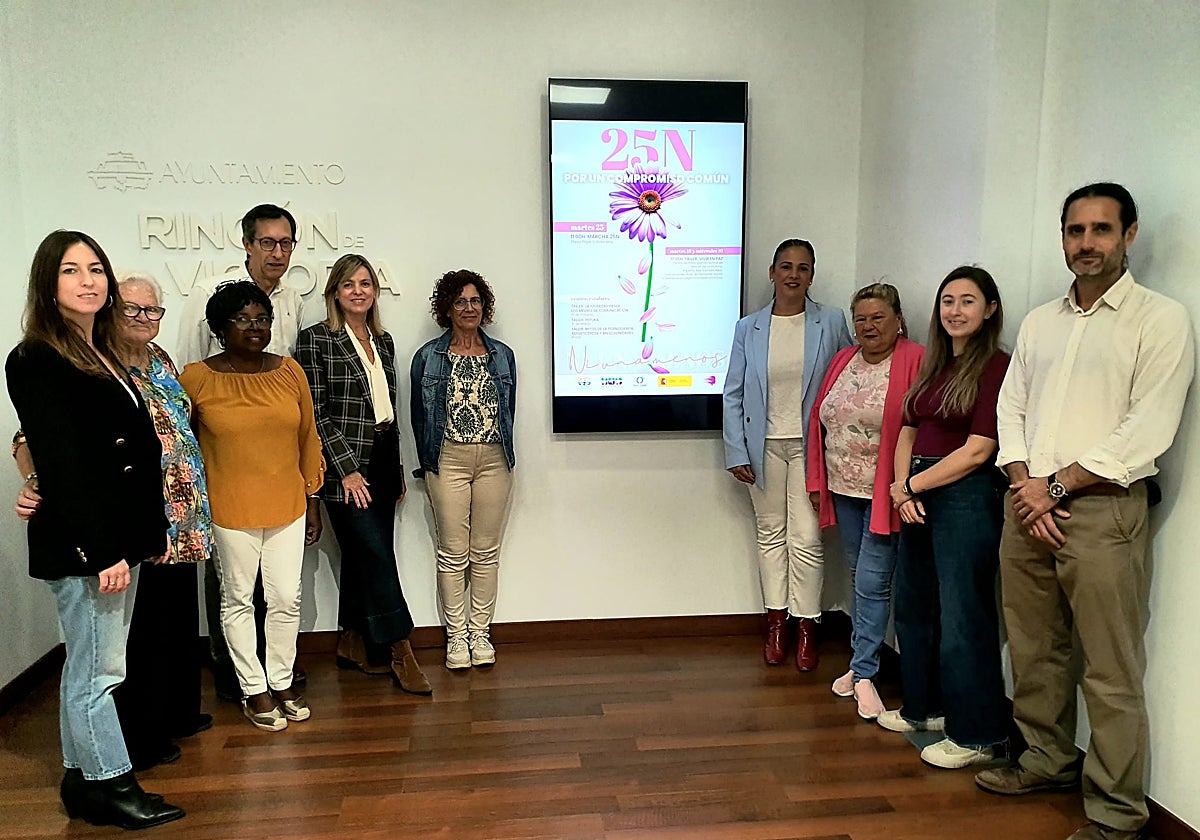 La concejala, junto a representantes de asociaciones, centros educativos y colectivos.