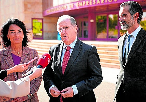 Dirigentes de la CEA junto al consejero de Agricultura, Ramón Fernández-Pacheco, a la derecha.