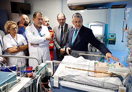 Los responsables del protocolo y especialistas explican al consejero Sanz cómo funciona esta tecnología ECMO.