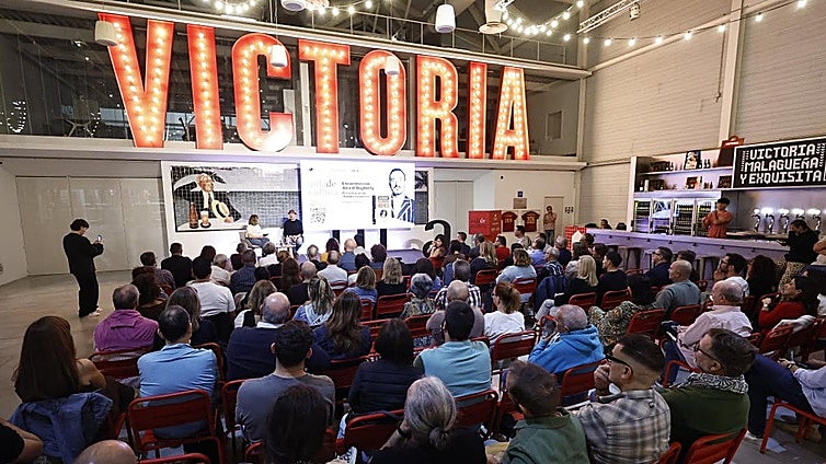 El público llenó el salón para asistir al encuentro con Álex O'Dogherty en el Aula de Cultura de SUR.