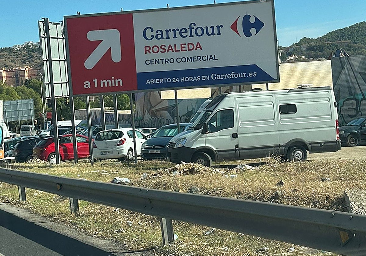 Quitamiedos con basura y el aparcamiento que acumula basura.