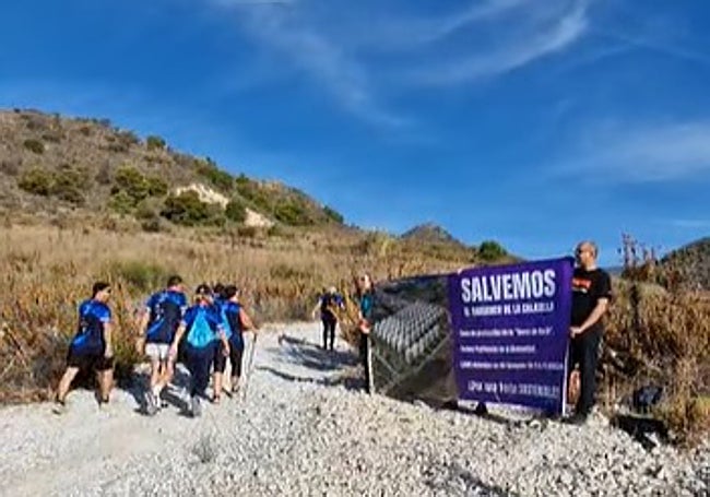 Captura de pantalla de la protesta de IU-Podemos en la última edición de la Almijara Trail el pasado 1 de noviembre.