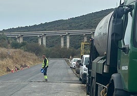 Trabajos de refuerzo del firme en la carretera MA-3404, que conecta Casabermeja con la A-7075.