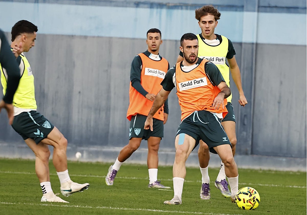 Puga controla el balón, con Niño detrás, durante un entrenamiento de esta semana.