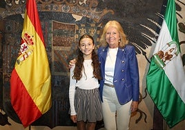 La alcaldesa de Marbella, Ángeles Muñoz, ha recibido en el Ayuntamiento a la joven golfista Martina Tirado.