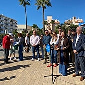 Patricia Navarro en Manilva junto a José Manuel Fernández y miembros del PP y, al fondo, dos vecinos de Manilva participan en la campaña de recogida de firmas.