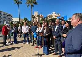 Patricia Navarro en Manilva junto a José Manuel Fernández y miembros del PP y, al fondo, dos vecinos de Manilva participan en la campaña de recogida de firmas.