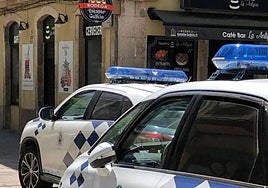 Imagen de archivo de dos coches de Policía Local en Galicia.