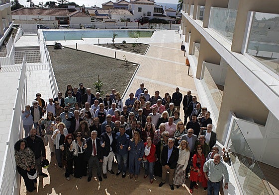Asistentes a la inauguración del residencial y socios de la cooperativa, en una de las zonas comunes del 'cohousing'.