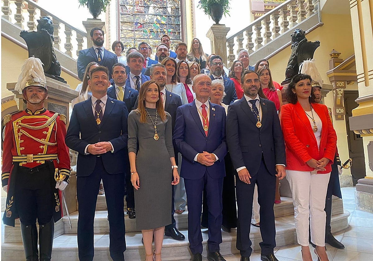 La Corporación municipal salida de las elecciones 2023. En la primera fila, Alcázar, Pérez de Siles, De la Torre, Pérez y Morillas. P. R. Q./Archivo