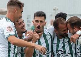 Los jugadores del Torremolinos celebran un gol.
