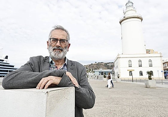 J. Francisco Guerrero, junto a la Farola, testigo del naufragio y 'personaje' de la novela.