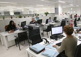 Funcionarios en una de las oficinas de la Junta de Andalucía.