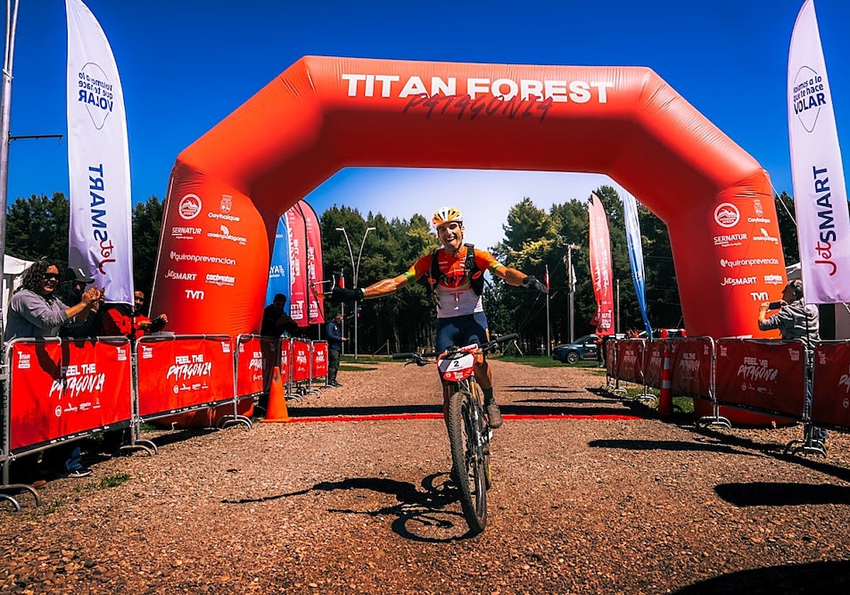 Luis Ángel Maté celebra su victoria en la Titan Dessert