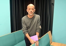 El poeta Francisco García Castro, antes de la presentación de su último poemario en Estepona.