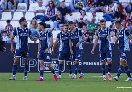 : Los jugadores del Córdoba celebran uno de los dos goles de Adrián Fuentes frente al Albacete.