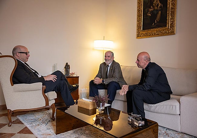 Monseñor Satué y Guerrero con el presidente de la Agrupación, José Carlos Garín.