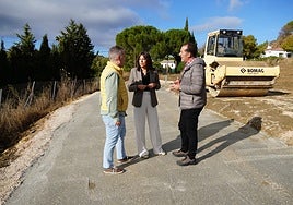 La alcaldesa de Ronda, María de la Paz Fernández, y el concejal de Agricultura, Juan Carlos González, durante su visita a las obras de mejora del camino de Cochinitas.