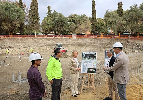 La alcaldesa de Marbella, Ángeles Muñoz, y el teniente de alcalde de San Pedro, Javier García, en las obras.
