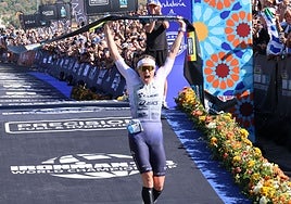 Luci Charles-Barclay, tras superar la línea de meta este sábado.