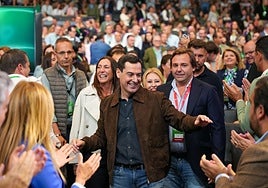 Juanma Moreno, junto al secretario general, Antonio Repullo.