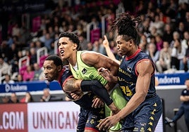 Okoye y Pons impiden el avance de Tyson Pérez.