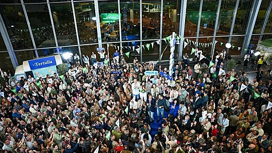 Moreno, rodeado de los compromisarios tras ser proclamado presidente.