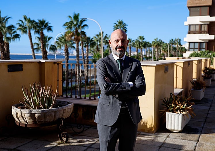 El dirigente socialista en la terraza del edificio de la Subdelegación del Gobierno.