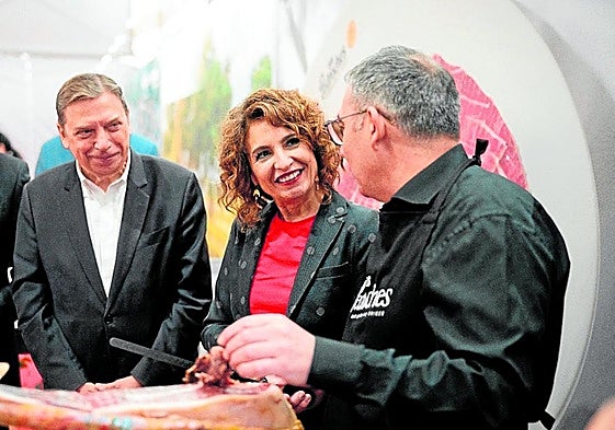 María Jesús Montero ayer con Luis Planas en Villanueva de Córdoba.