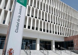 Cuatro años y medio de cárcel por robar en seis tiendas de Málaga cuando estaban cerradas